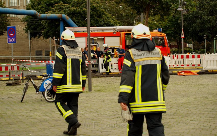 2 Denkmalkletterer hielten Feuerwehr und Polizei in Trapp Koeln Heumarkt P082.JPG